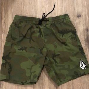 Camo volcom stone shorts sz LG